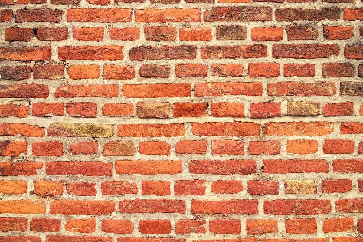 Geklinkerte Wand in verschiedenen Rottönen