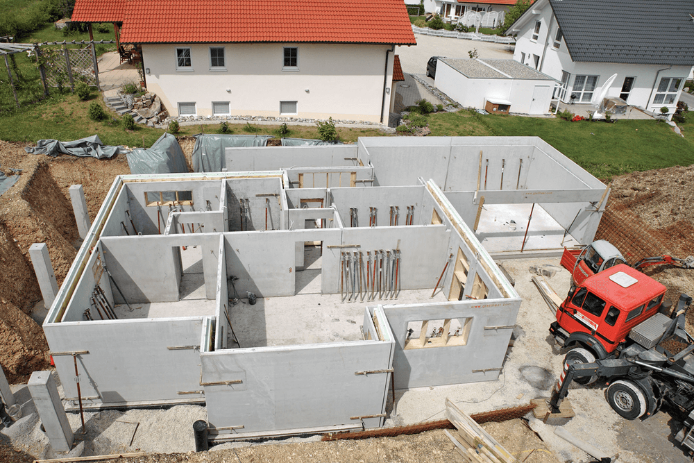 Baustelle mit Fundament für Fertighaus inklusive Fertigkeller