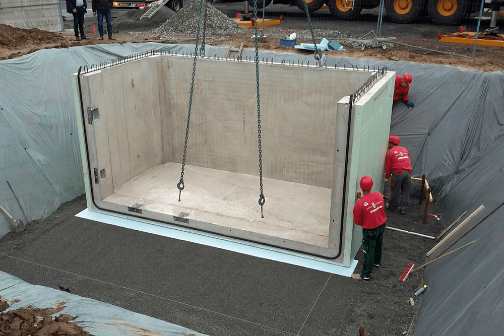 Montage eines Fertigkellers auf der Baustelle