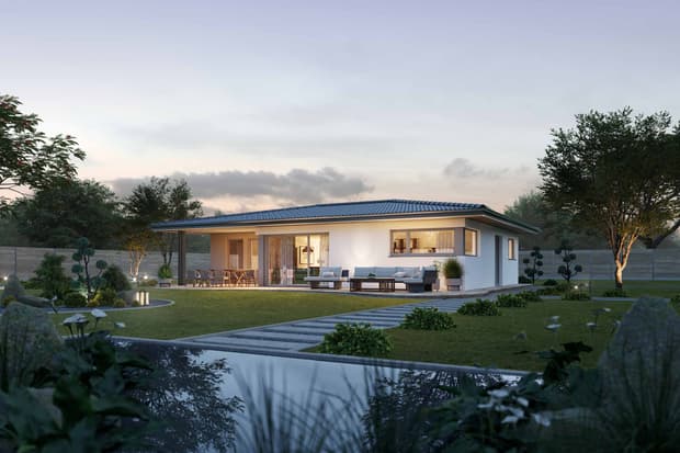 Moderner Bungalow mit weißer Fassade und Terrasse in Gartenanlage bei Dämmerung umgeben von Bäumen und Teich
