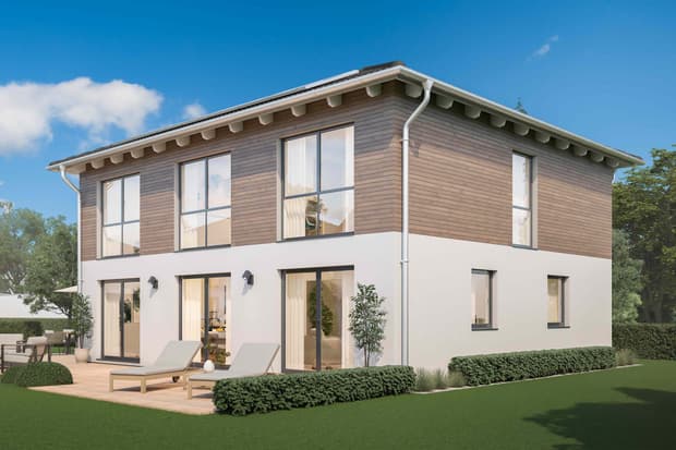 Fertighaus Stadtvilla kubisch zweigeschossig Walmdach Überstand, Putz weiß, Holz oben, große bodentiefe Fenster, Terrasse mit Liegen und Garten