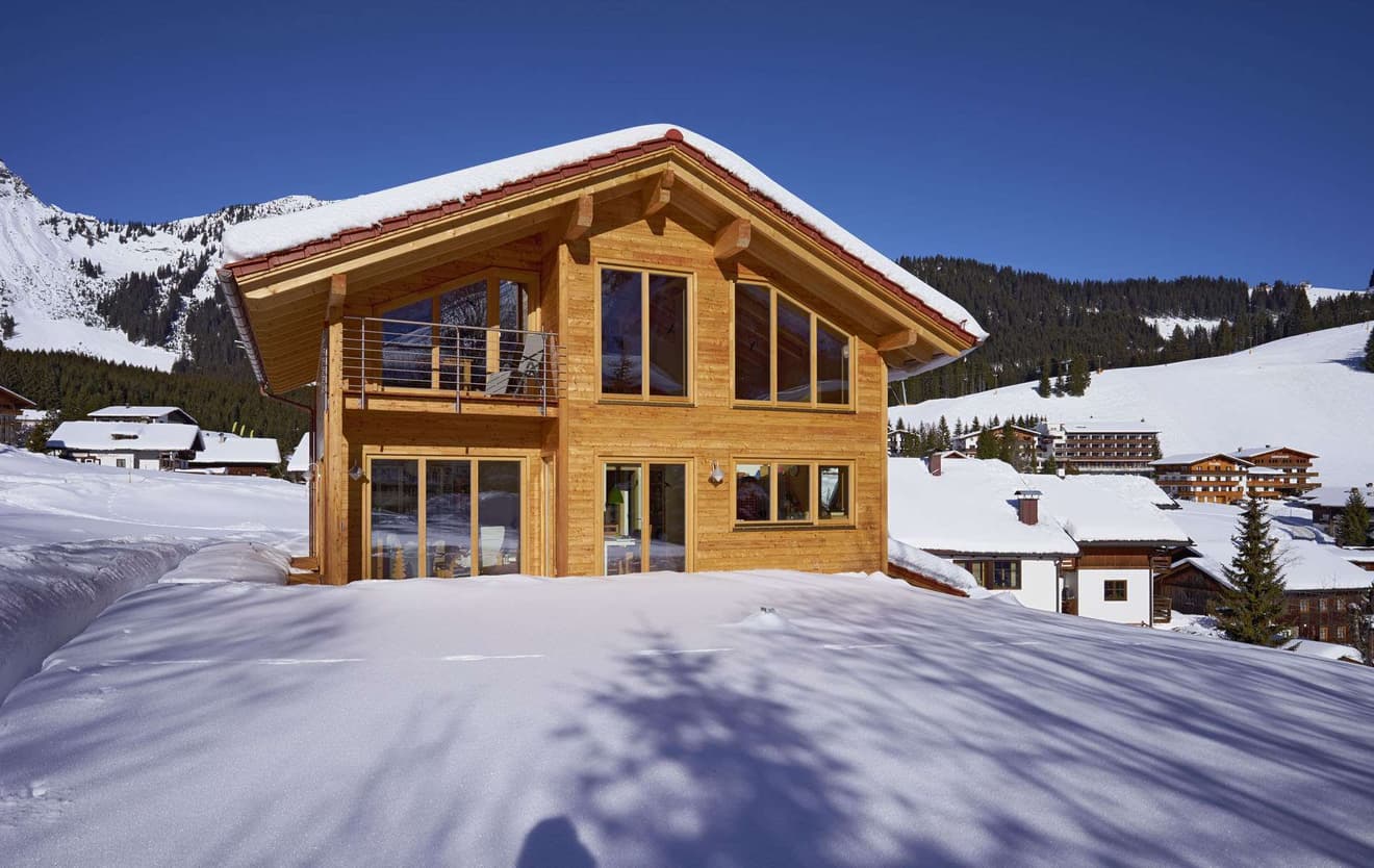 Holz-Fertighaus im alpinen Stil mit Kehlbalkendach
