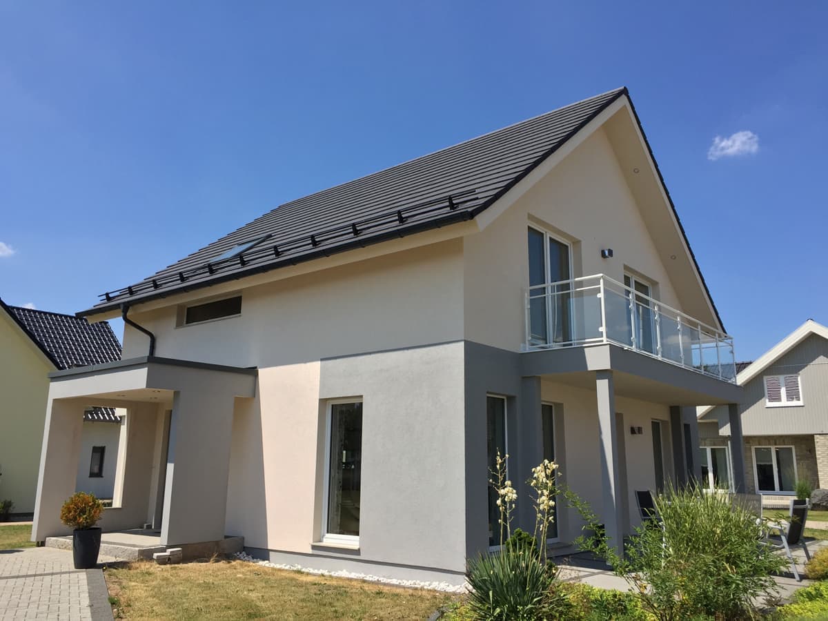 Einfamilienhaus mit Satteldach und Balkon