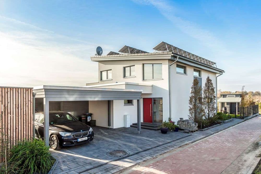 Einfamilienhaus mit Carport und Solaranlage auf dem Dach