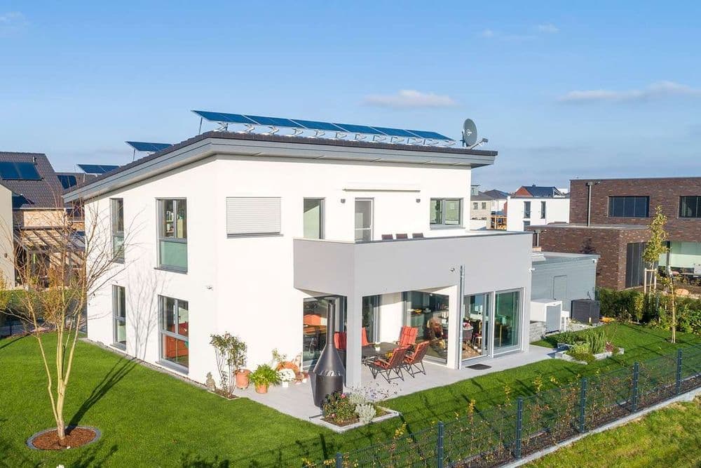 Außenansicht Einfamilienhaus mit Garten, Terrasse und Balkon