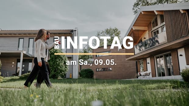 Ein paar wandert durch den Musterhauspark von Sonnleitner Holzhausbau