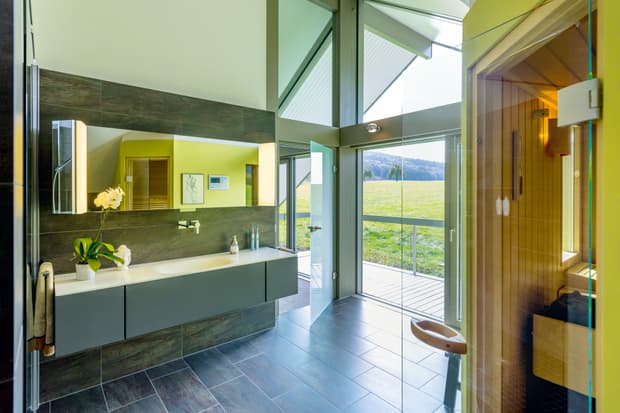 Fachwerkhaus von HUF HAUS mit Wellnessbad