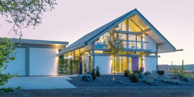 Beleuchtetes HUF Haus mit Garage