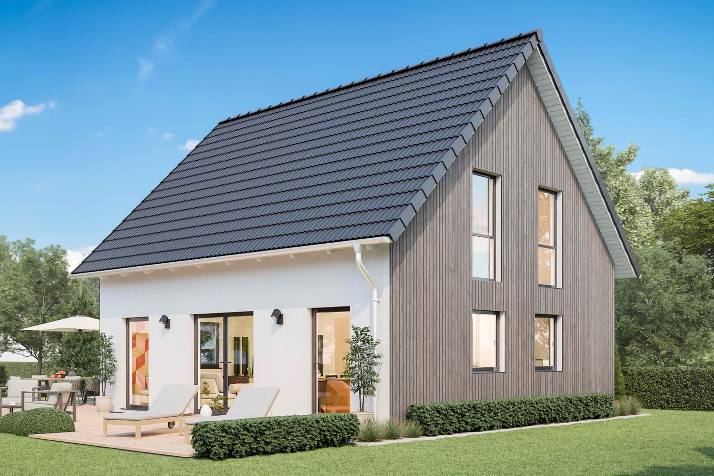 Fertighaus Einfamilienhaus zweigeschossig Satteldach Überstand, Putz weiß mit Holzfassade, große Fenster, Terrasse mit Liegen und Garten