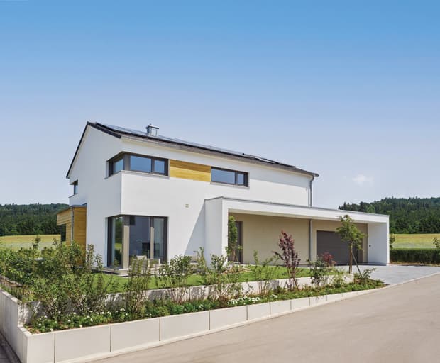 Modernes Einfamilienhaus, Straßenseite, Satteldach mit Photovoltaik, integrierte Doppelgarage, weiße Fassade mit Holzoptik-Akzenten