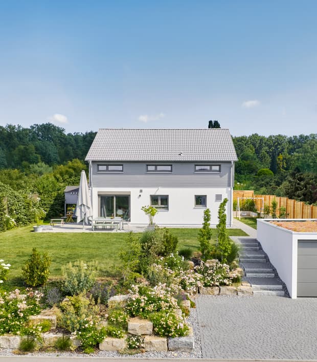 Fertighaus-WEISS-Haus-Christ-Garten