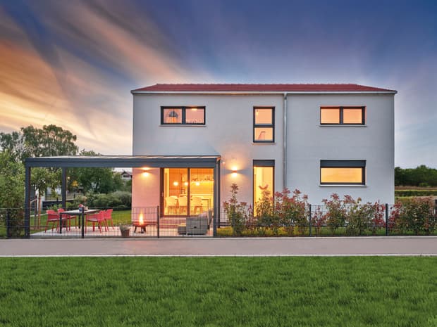 Einfamilienhaus mit überdachter Terasse, helle Fassade, zwei Geschosse, rotes Satteldach