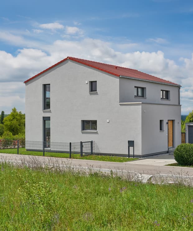 Kubischer Baukörper mit klassischem Satteldach und Eingangsbereich