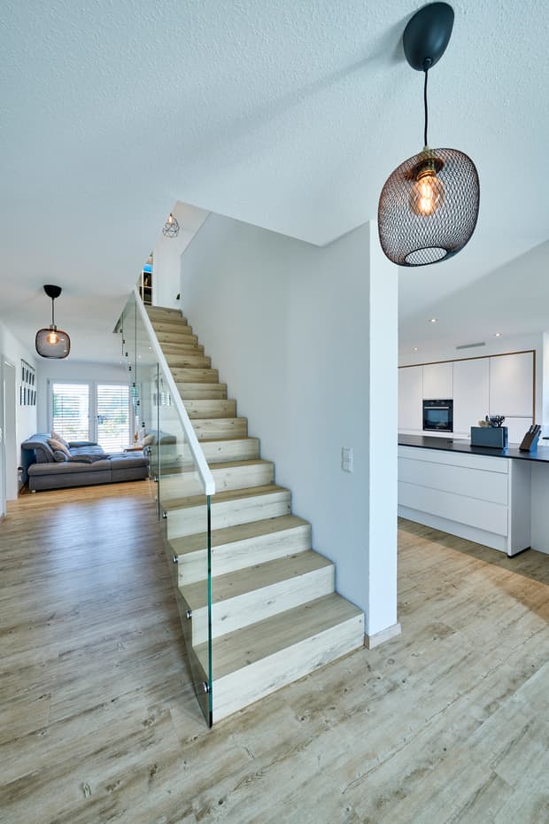 Fertighaus-WEISS-Haus-Jaufmann-Treppe-Glasgeländer-Eichenholz