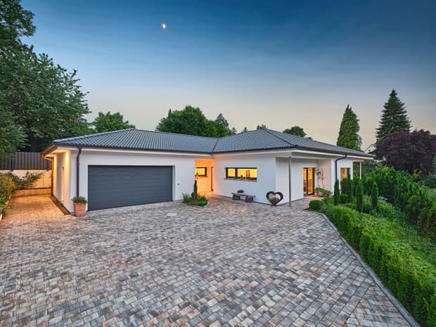 Bungalow, großer Hof, Garage, Fertighaus Weiss