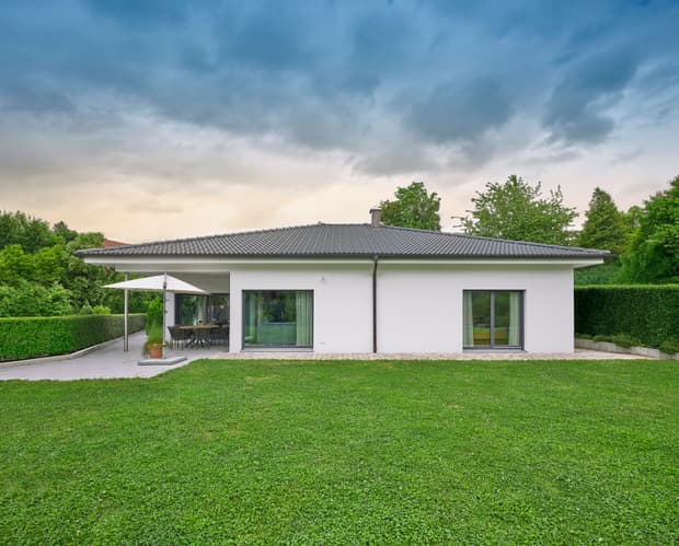 Fertighaus Weiss, Bungalow, großer Garten, überdachte Terasse
