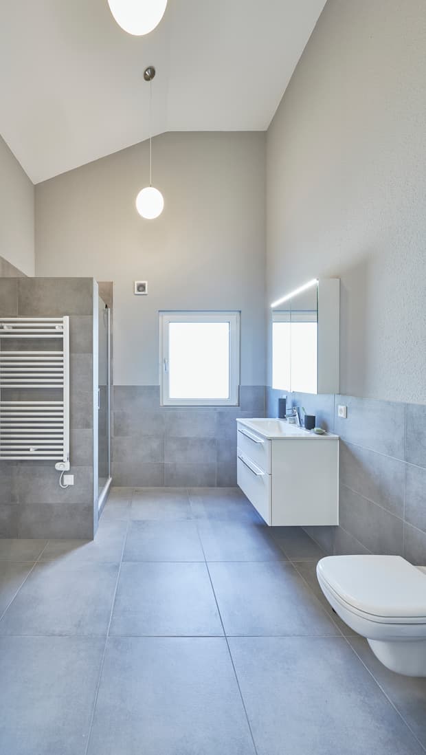 Fertighaus-WEISS-Mehrfamilienhaus-Meier-Badezimmer