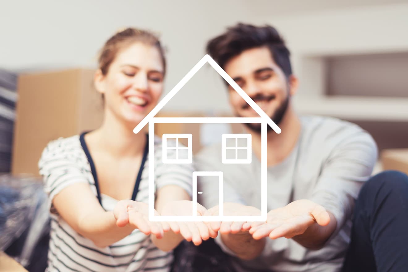 Glückliches Pärchen mit einem Traumhaus 