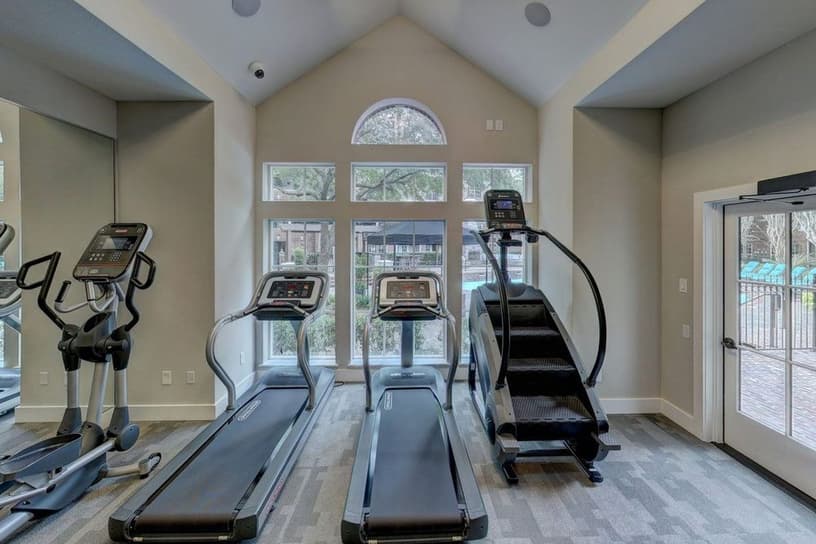 Fitnessraum für Zuhause mit verschiedenen Cardio-Geräten