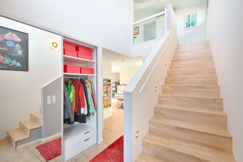 Flur mit Garderobe und Treppe ins Obergeschoss