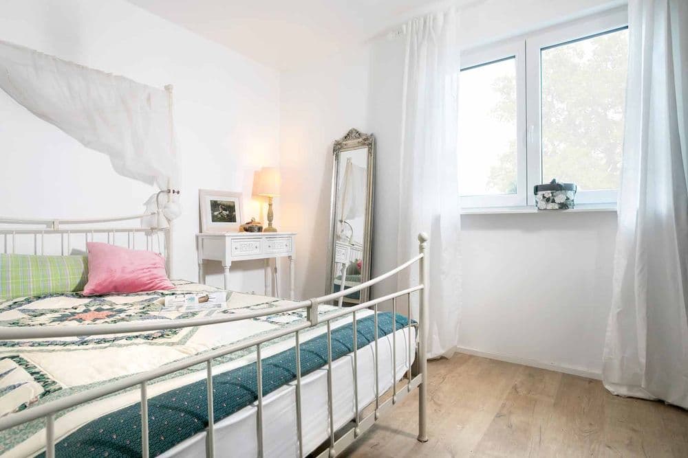 Geräumiges Schlafzimmer eines Minihauses