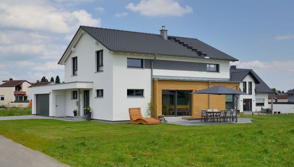 Modernes Einfamilienhaus mit Garten, Terrasse und kubischem Anbau