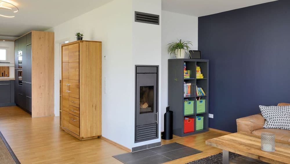 Wohnzimmer mit Kamin und Holzfußboden