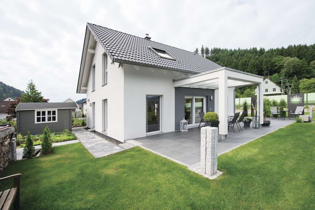 Fertighaus mit überdachter Terrasse und Garten