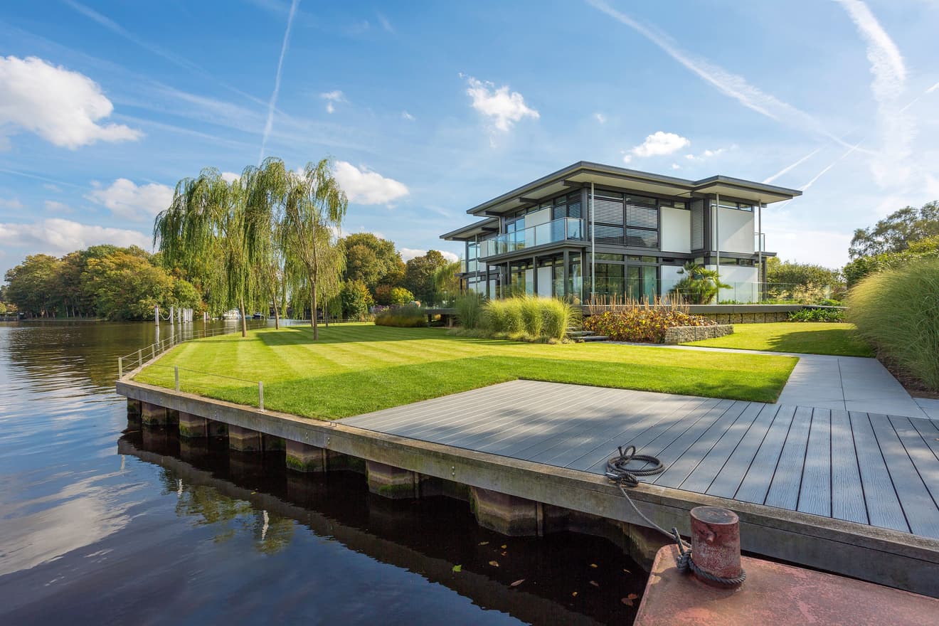 Modernes Fachwerkhaus mit großem Garten und Steg