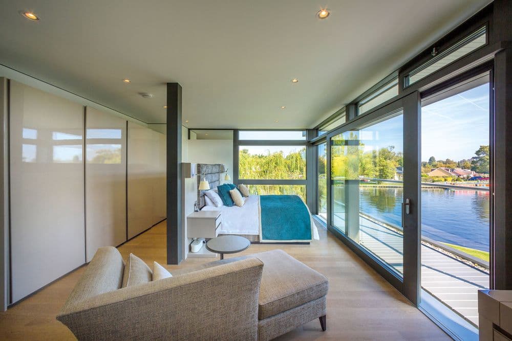 Modernes Schlafzimmer mit großen Fenstern und Ausblick auf die Themse