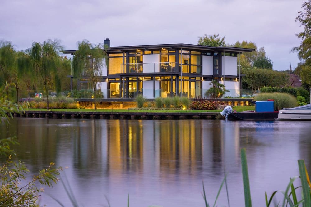 Modernes Fachwerkhaus von HUF HAUS an der Themse