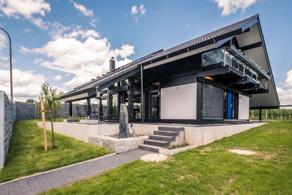 Ehemaliges Musterhaus mit Satteldach in Skelettbauweise als Ferienhaus