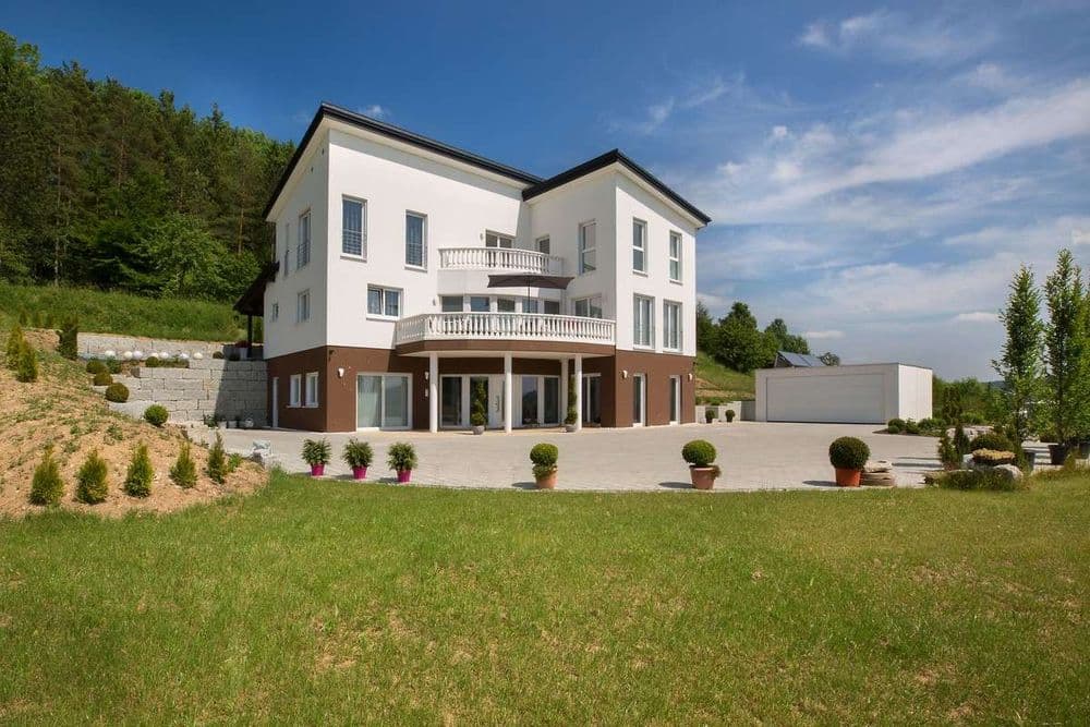 Mehrfamilienhaus in Hanglage