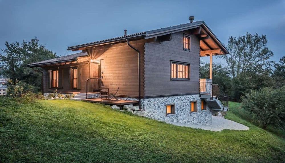 Klassisches Alpenhaus in Hanglage