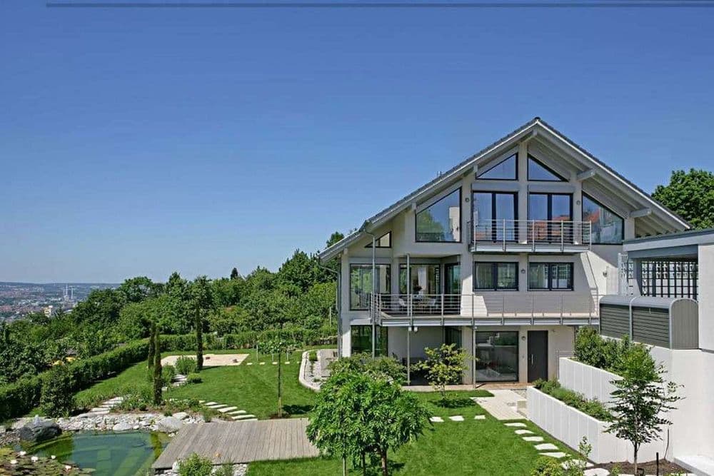 Villa in Skelettbauweise in Hanglage