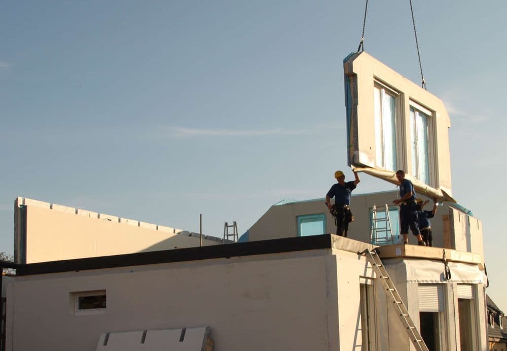 Montage eines Fertighauses auf der Baustelle