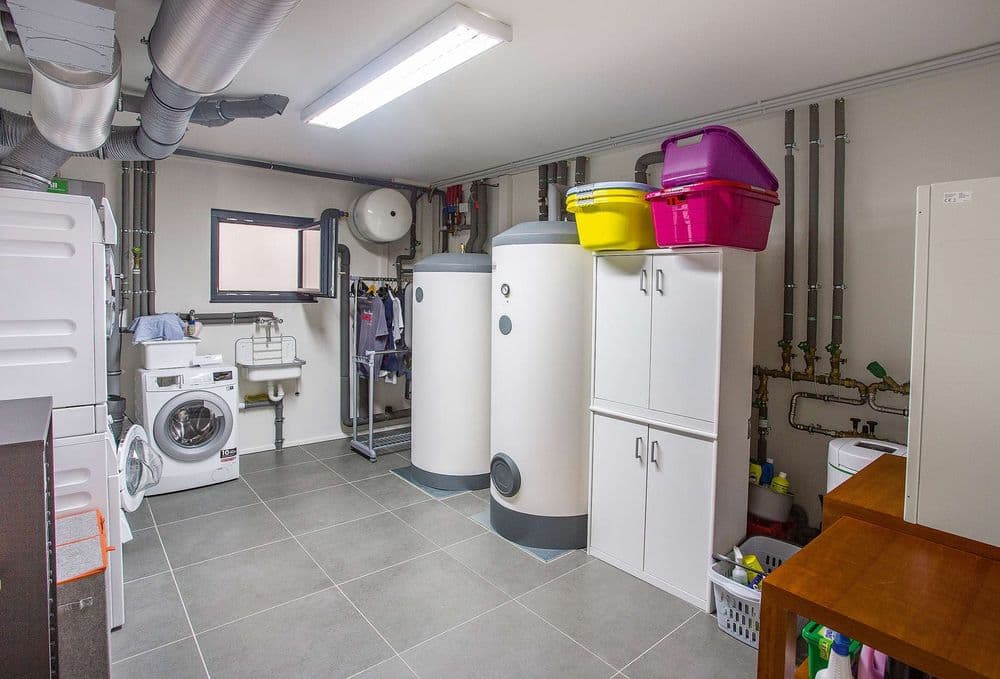 Hauswirtschaftsraum mit verschiedenster Haustechnik