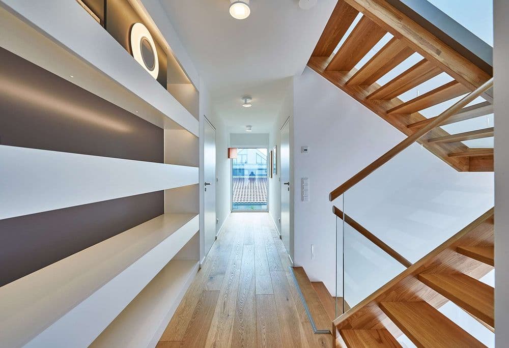 Offene Treppe aus Eichenholz mit Glasbrüstung und Holz-Handlauf