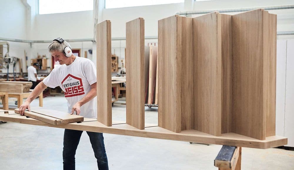 Handwerklicher Zusammenbau einer Holztreppe in einer Fertigungshalle