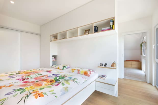 Das Elternschlafzimmer mit Ankleide und Bad im Anschluss