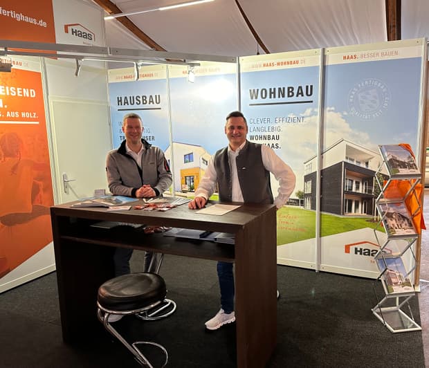 Haas Handelsvertreter am Messestand auf der Fertighaus & Energie Deggendorf