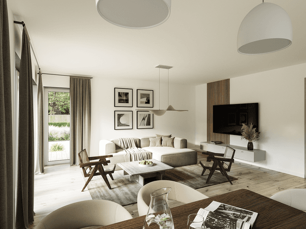 Moderner heller Wohnraum mit hellgrauem Ecksofa, Holzboden, zwei offenen Holzstühlen und großem Flachbildfernseher an weißer Wand