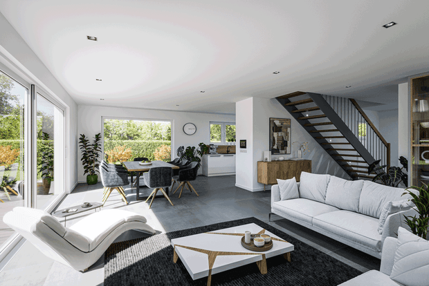 Helles modernes Wohnzimmer mit weißem Sofa, grauem Teppich, Holztreppe und Essbereich mit dunkelgrauen Stühlen und großen Fenstern