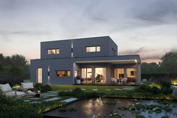 Modernes zweistöckiges Haus mit grauer Fassade, beleuchtetem Garten, Terrasse und Teich bei Abenddämmerung