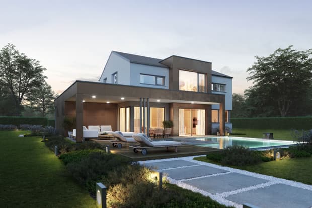 Modernes zweistöckiges Haus mit Terrasse, Garten, beleuchtetem Pool und Gartenweg bei Abenddämmerung