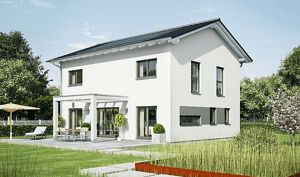 Modernes zweistöckiges Einfamilienhaus mit weißer Fassade, Fenstern und grüner Gartenanlage bei Tageslicht