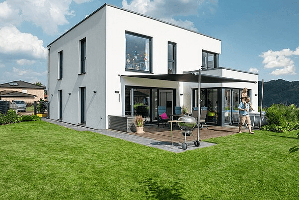 Moderner weißer Kubusbungalow mit großem Garten und Terrasse mit Grill 