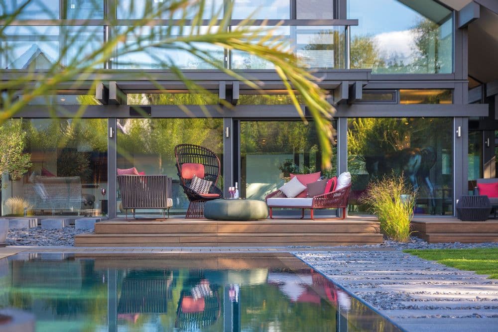 Gemütliche Holzterrasse mit Gartenmöbeln