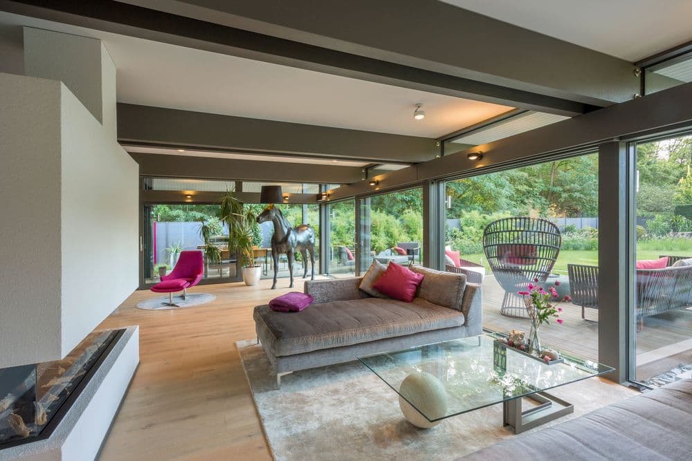 Offenes Wohnzimmer mit Blick in den Garten