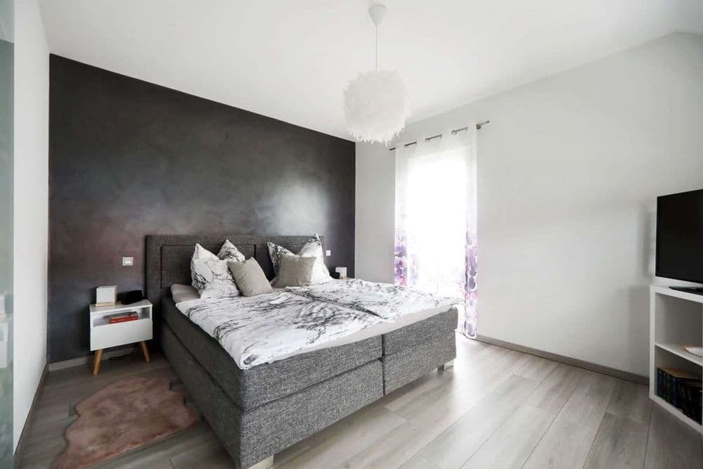 Schlafzimmer mit Holzboden